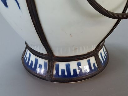 Vase couvert en porcelaine de Chine XVIII°...