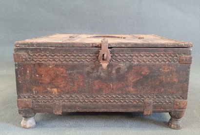 Indian salt box. 

23 x 43 x 38 cm.