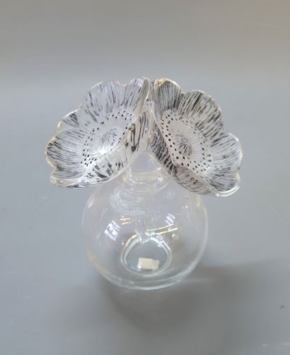 LALIQUE flacon

Bouchon à décor de fleurs....