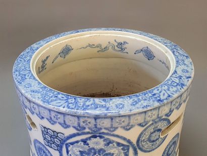 Grand cache pot en porcelaine asiatique à...