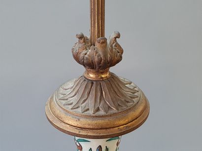Pied de lampe en faïence décor Iznik.

Hauteur...