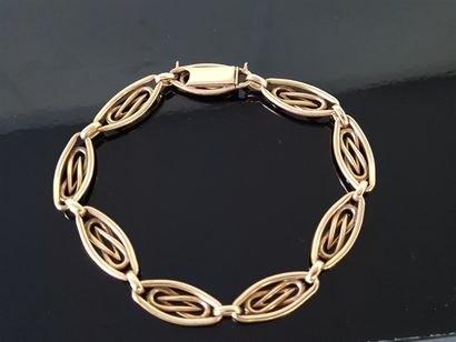 Drapery bracelet, shuttles with interlacing,...