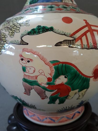Vase en porcelaine de Chine à émail polychrome.

H:...