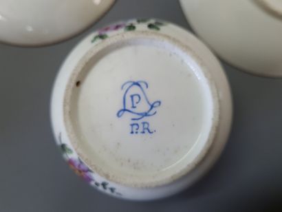 SEVRES. XVIII° siècle.

Suite de cinq gobelets...