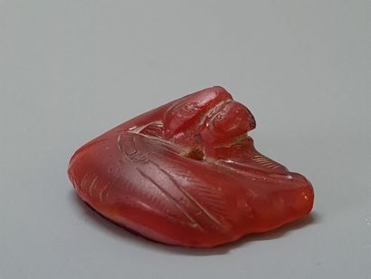 Statuette en verre rouge figurant un animal...