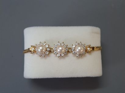750°/ 00 gold bracelet set with three cultured...