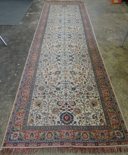 Tapis en laine formant large galerie:

460...
