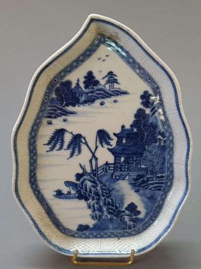 Saucière et sa soucoupe en porcelaine de...
