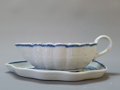 Saucière et sa soucoupe en porcelaine de...