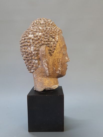 Tête de bouddha en bois sculpté et doré,...
