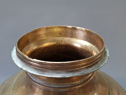 Jarre à eau sacrée en bronze , le bouchon...