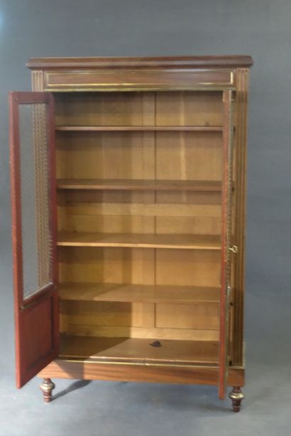 Vitrine en acajou et filet de laiton

Style...