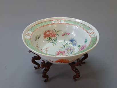 Bassin en porcelaine décor polychrome de...