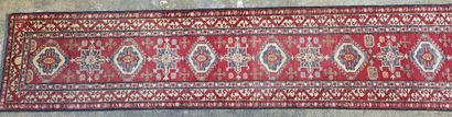 Tapis galerie. 

83 x 405 cm.