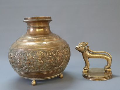 Jarre à eau sacrée en bronze , le bouchon...