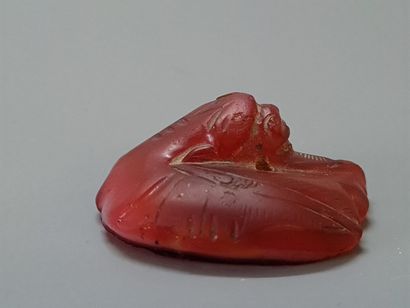Statuette en verre rouge figurant un animal...