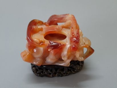 Petit vase en agate sculptée d'un dragon....