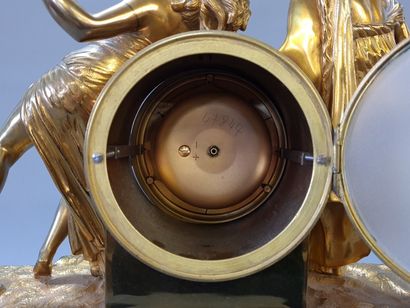 Clock in gilt bronze XX

39 x 33 x 14 cm...