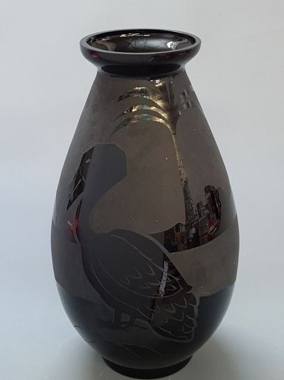 Black glass vase with engraved pelican decoration.

H:...