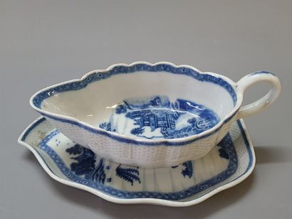 Saucière et sa soucoupe en porcelaine de...