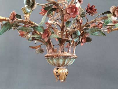 Chandelier and four sconces with flowers.

H....