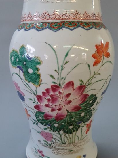 Grand vase balustre en porcelaine à décor...