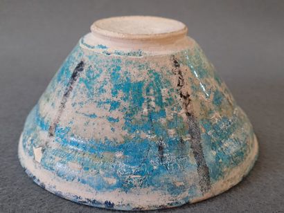Coupe creuse en grès émaillé bleu.

Afghanistan...