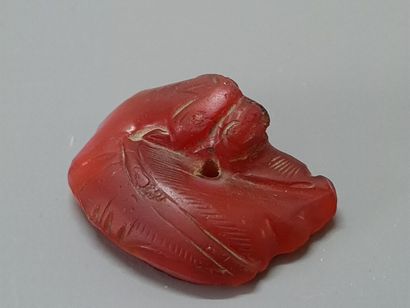 Statuette en verre rouge figurant un animal...