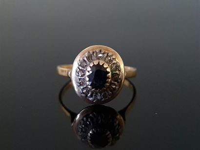 Ring in 750°/00 gold, set with a sapphire...