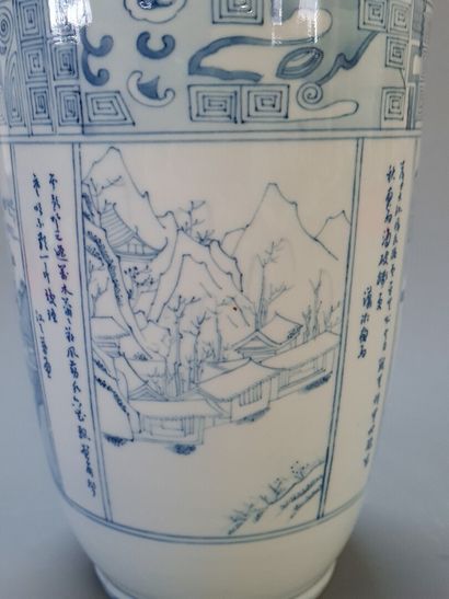 Vase balustre en porcelaine de Chine à décor...