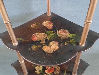 Etagère en encoignure, plateaux peints d'un...