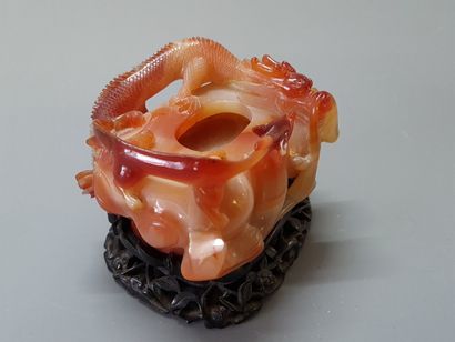 Petit vase en agate sculptée d'un dragon....