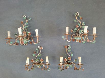 Chandelier and four sconces with flowers.

H....