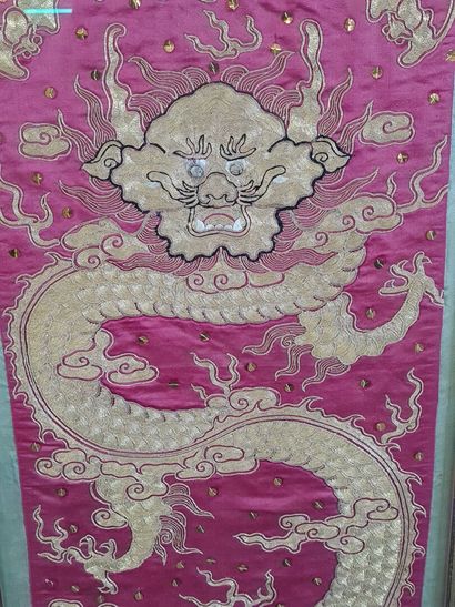 Grande broderie de fils dorés sur soie rouge...