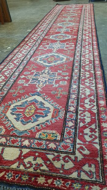 Tapis galerie. 

83 x 405 cm.