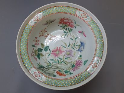 Bassin en porcelaine décor polychrome de...