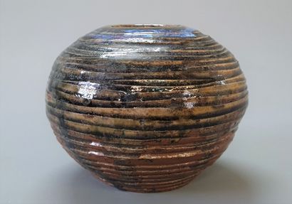 Eugène LION (1867-1945)

Vase boule en grès...