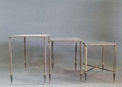 Suite de trois tables basses gigognes, en...