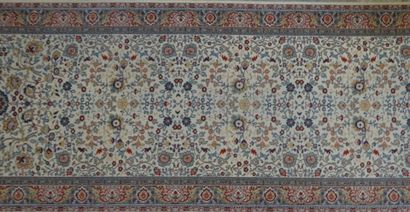 Tapis en laine formant large galerie:

460...