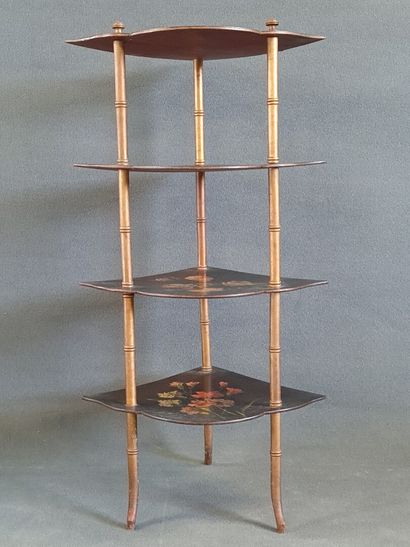 Etagère en encoignure, plateaux peints d'un...