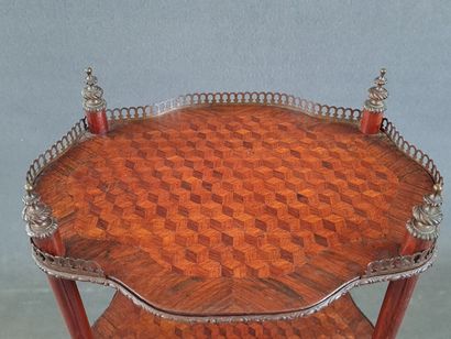 TAHAN Guéridon à trois plateaux marqueterie...