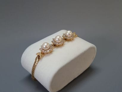 750°/ 00 gold bracelet set with three cultured...