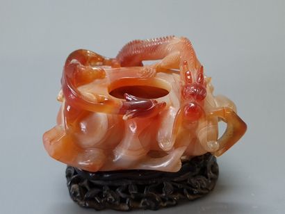 Petit vase en agate sculptée d'un dragon....
