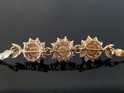 750°/ 00 gold bracelet set with three cultured...