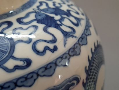 Vase couvert en porcelaine à décor de dragons,...