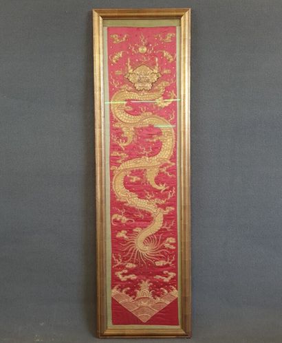 Grande broderie de fils dorés sur soie rouge...