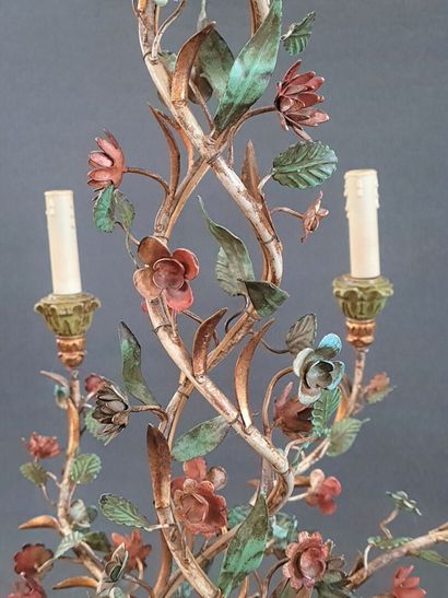 Chandelier and four sconces with flowers.

H....