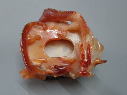 Petit vase en agate sculptée d'un dragon....