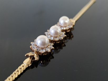 750°/ 00 gold bracelet set with three cultured...