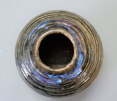 Eugène LION (1867-1945)

Vase boule en grès...